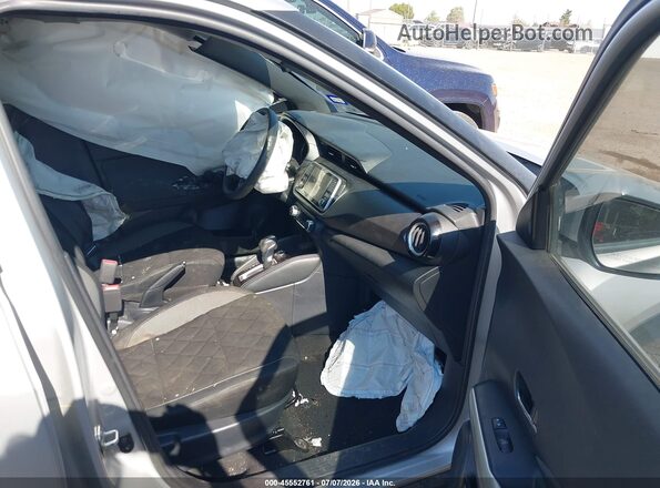 3N1CP5CV6LL526690 2020 NISSAN KICKS Silver Front interior view