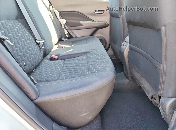 3N1CP5CV9NL516464 2022 NISSAN KICKS White Rear seats view