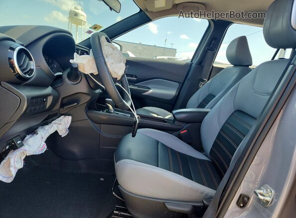 3N1CP5DV6RL509282 2024 NISSAN KICKS Серый Вид салона спереди