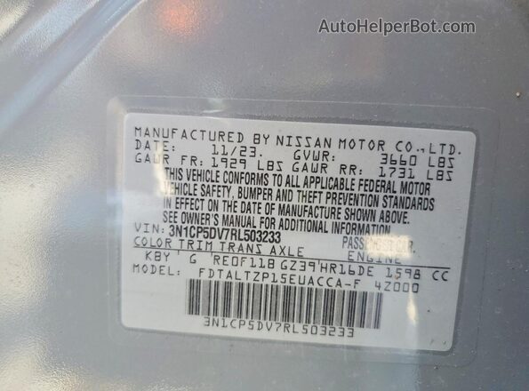 3N1CP5DV7RL503233 2024 NISSAN KICKS Gray Widok naklejki z numerem VIN