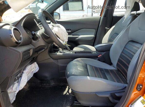 3N1CP5DV9NL481987 2022 NISSAN KICKS Orange Вид салону спереду