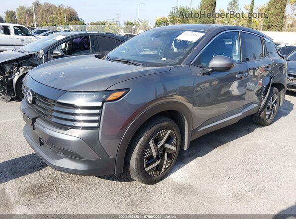 3N8AP6CA2SL366804 2025 NISSAN KICKS Gray Vista tres cuartos delantera izquierda