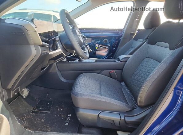 3N8AP6CA6SL428365 2025 NISSAN KICKS Blue Widok wnętrza z przodu