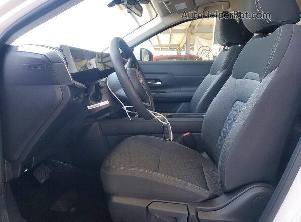 3N8AP6CA7SL388412 2025 NISSAN KICKS Белый Вид салона спереди
