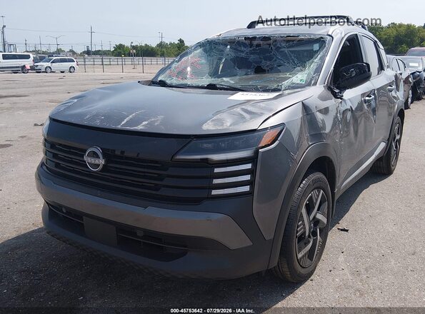 3N8AP6CA8SL370209 2025 NISSAN KICKS Gray წინა მარცხენა ხედი სამი მეოთხედიდან