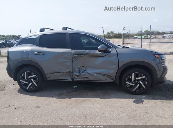 3N8AP6CA8SL370209 2025 NISSAN KICKS Gray ხელსაწყოთა პანელის ხედი
