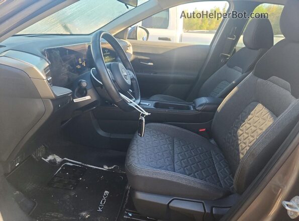 3N8AP6CB0SL401011 2025 NISSAN KICKS Silver Widok wnętrza z przodu