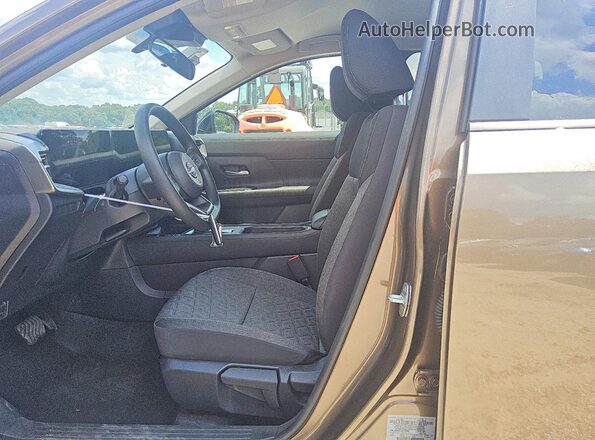 3N8AP6CB3TL390362 2026 NISSAN KICKS Brown Вид салону спереду