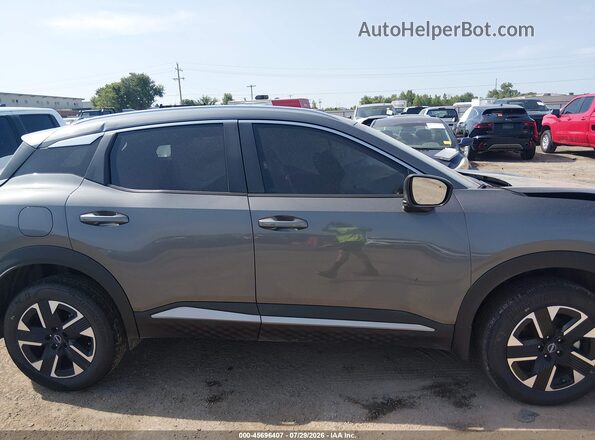 3N8AP6CB4SL438885 2025 NISSAN KICKS Gray Սալոնի հետևի տեսք