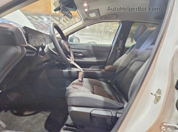 3N8AP6CB4TL388572 2026 NISSAN KICKS White Front interior view