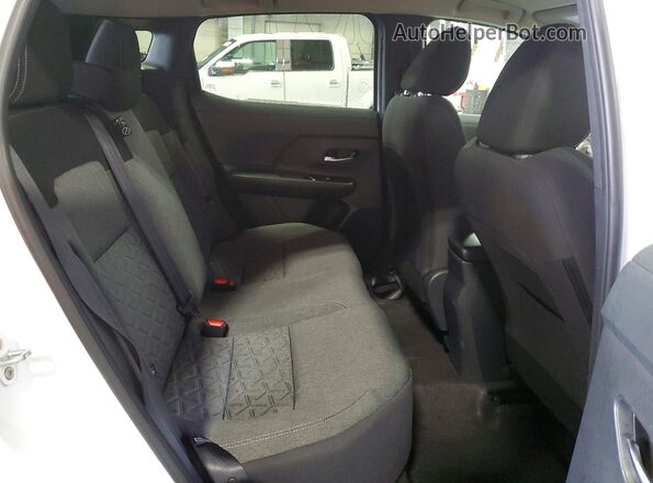 3N8AP6CB6TL372082 2026 NISSAN KICKS White Հետևի նստատեղերի տեսք