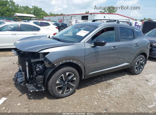 3N8AP6CB7TL409057 2026 NISSAN KICKS Gray Vista tres cuartos delantera izquierda