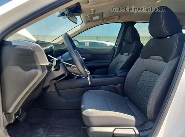 3N8AP6CE0TL378440 2026 NISSAN KICKS White Front interior view