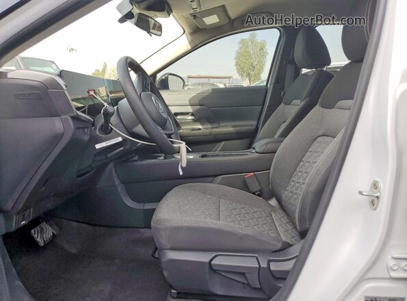3N8AP6CE6TL374781 2026 NISSAN KICKS White Widok wnętrza z przodu
