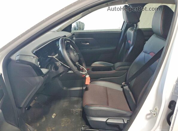 3N8AP6DA0TL401033 2026 NISSAN KICKS White Widok wnętrza z przodu