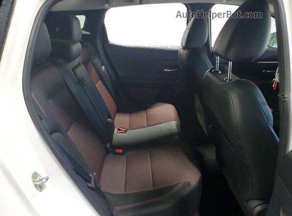 3N8AP6DA0TL401033 2026 NISSAN KICKS White Widok wnętrza z tyłu