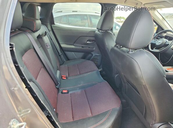 3N8AP6DA1SL337776 2025 NISSAN KICKS Gray Widok wnętrza z tyłu