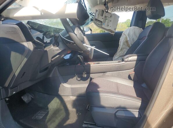 3N8AP6DA1TL327914 2026 NISSAN KICKS Brown Вид салону спереду