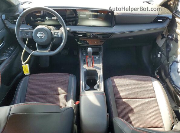 3N8AP6DBXSL311752 2025 NISSAN KICKS Brown Widok deski rozdzielczej