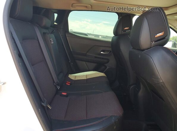 3N8AP6DC0SL381964 2025 NISSAN KICKS Белый Вид задней части салона
