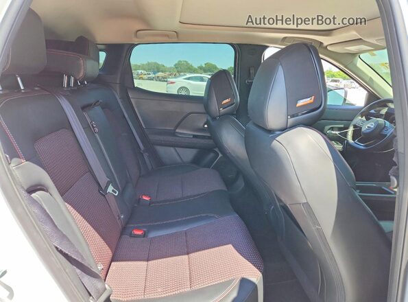 3N8AP6DD0SL304116 2025 NISSAN KICKS Белый Вид задней части салона