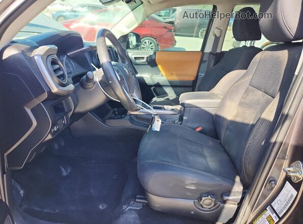 3TMAZ5CN3JM055748 2018 TOYOTA TACOMA Gray Vista interior delantera