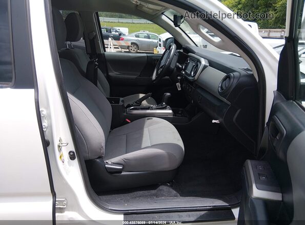 3TMAZ5CN8HM028006 2017 TOYOTA TACOMA White Widok wnętrza z przodu