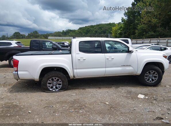 3TMAZ5CN8HM028006 2017 TOYOTA TACOMA White Widok wnętrza z tyłu