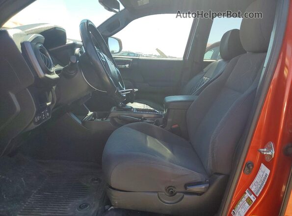 3TMAZ5CN8HM052676 2017 TOYOTA TACOMA Оранжевый Вид салона спереди