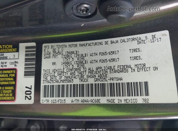 3TMAZ5CN8JM055065 2018 TOYOTA TACOMA Gray Vista del compartimento del motor