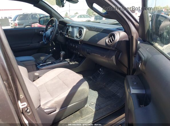 3TMBZ5DN3JM016760 2018 TOYOTA TACOMA Gray Widok wnętrza z przodu