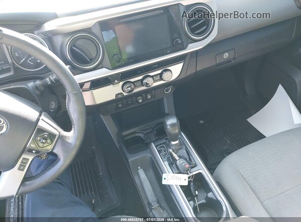 3TMBZ5DN5JM014752 2018 TOYOTA TACOMA Белый Вид панели приборов