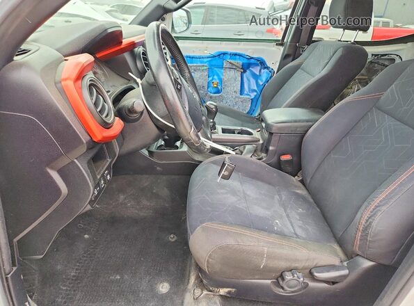 3TMCZ5AN1HM104113 2017 TOYOTA TACOMA White Front interior view