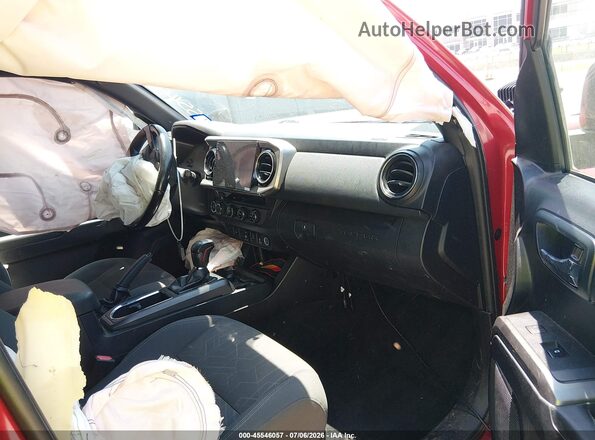 3TMCZ5AN1JM146402 2018 TOYOTA TACOMA Красный Вид салона спереди