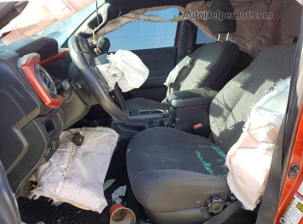 3TMCZ5AN2JM181630 2018 TOYOTA TACOMA Orange Widok wnętrza z przodu