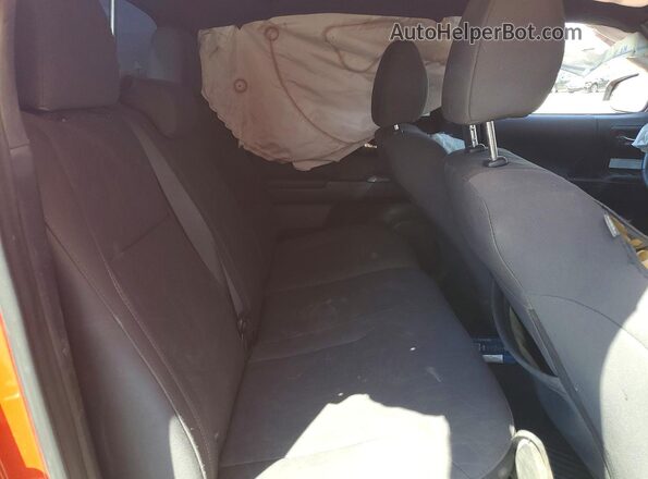 3TMCZ5AN2JM181630 2018 TOYOTA TACOMA Orange Widok tylnych siedzeń
