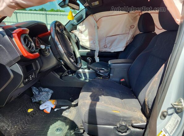 3TMCZ5AN3JM152606 2018 TOYOTA TACOMA Серый Вид салона спереди