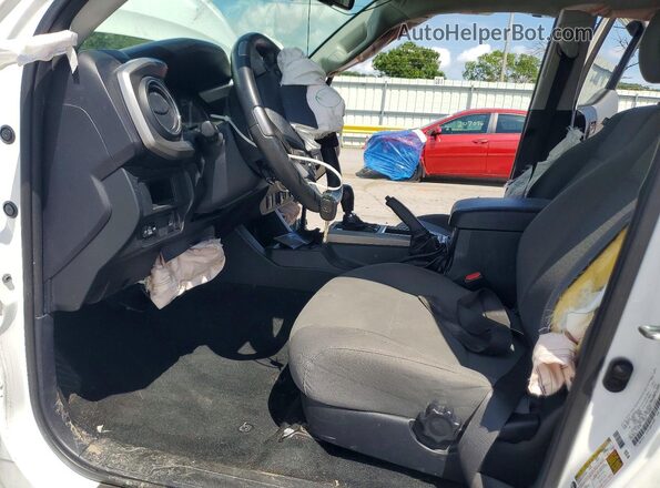 3TMCZ5AN4JM185159 2018 TOYOTA TACOMA White Вид салону спереду