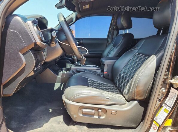 3TMCZ5AN4LM299522 2020 TOYOTA TACOMA Black Front interior view