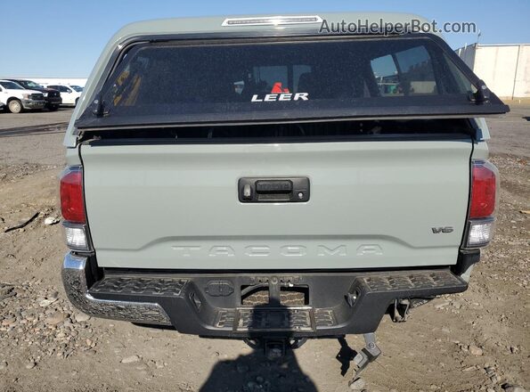 3TMCZ5AN4PM545992 2023 TOYOTA TACOMA Gray Widok z tyłu