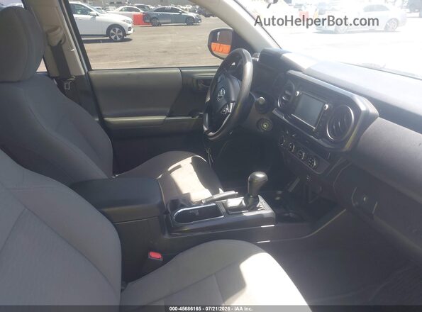 3TMCZ5AN5JM186434 2018 TOYOTA TACOMA White Front interior view