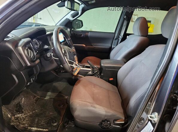 3TMCZ5AN6JM168217 2018 TOYOTA TACOMA Charcoal Вид салону спереду