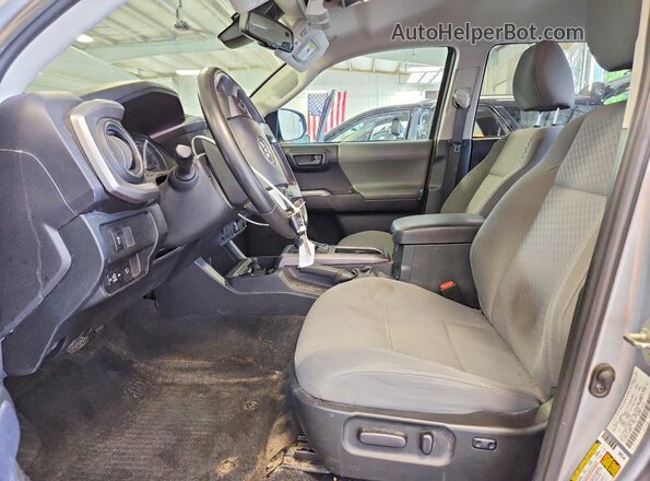 3TMCZ5AN7LM303031 2020 TOYOTA TACOMA Серебряный Вид салона спереди