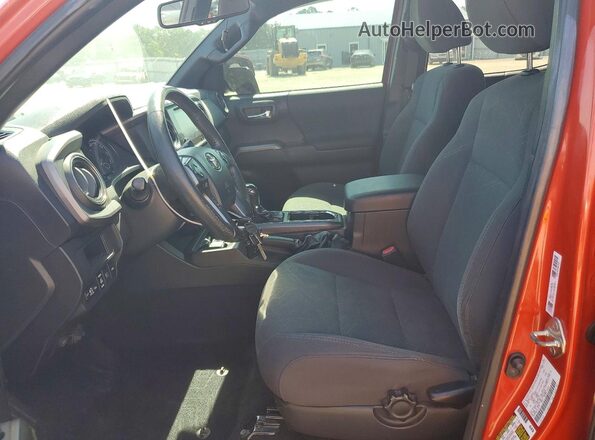 3TMCZ5AN8JM149779 2018 TOYOTA TACOMA Orange წინა სალონის ხედი