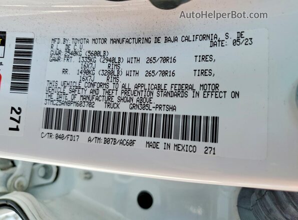 3TMCZ5AN8PM603702 2023 TOYOTA TACOMA White Widok komory silnika