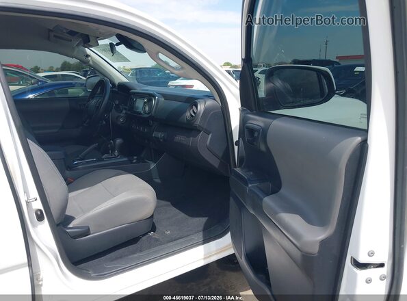 3TMCZ5AN9JM148897 2018 TOYOTA TACOMA White Widok wnętrza z przodu