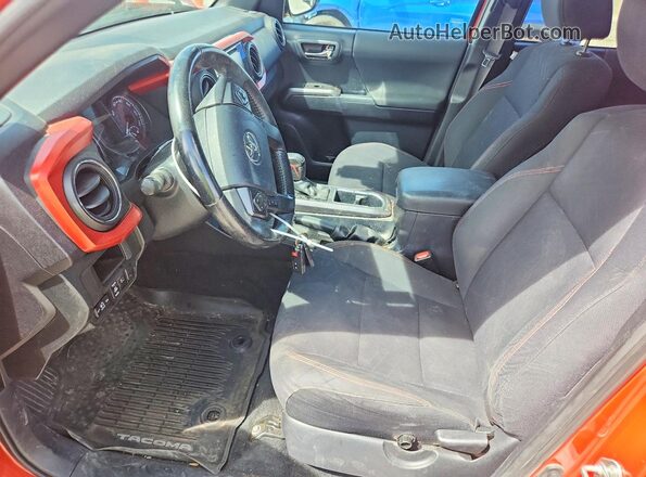 3TMCZ5ANXJM169368 2018 TOYOTA TACOMA Orange წინა სალონის ხედი