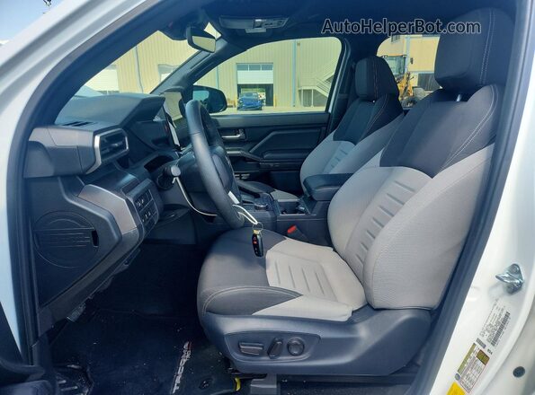 3TMKB5FN3SM026143 2025 TOYOTA TACOMA White Widok wnętrza z przodu