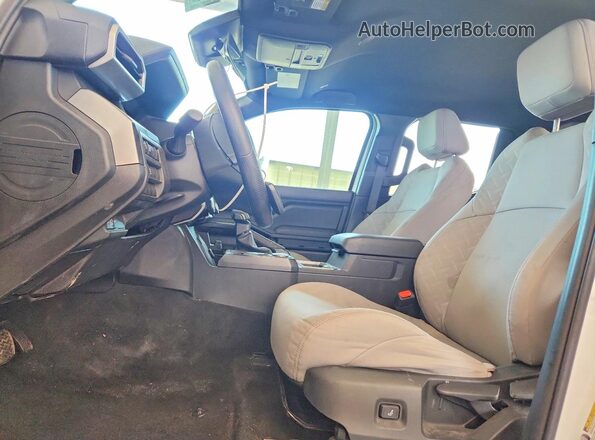 3TMKB5FN3SM049373 2025 TOYOTA TACOMA White Widok wnętrza z przodu