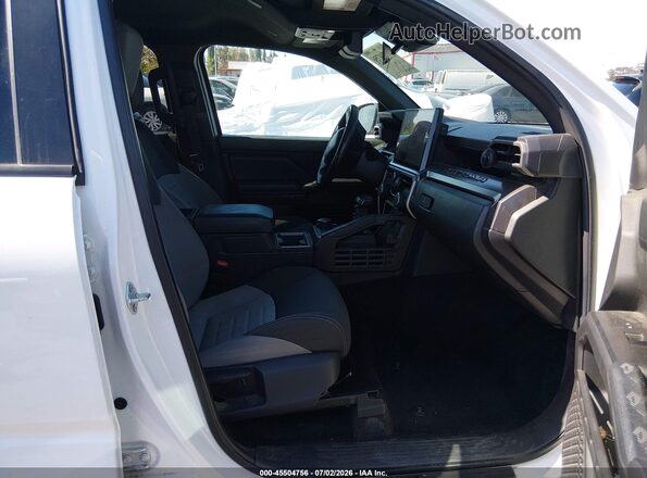 3TMLB5JN0RM060370 2024 TOYOTA TACOMA White Front interior view